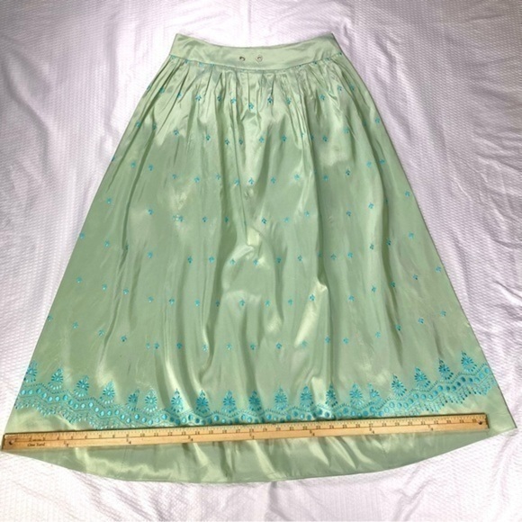 Finity Studio 2 Piece Skirt Top Set Womens 10 Sage Green 100% Silk Embroidered - Picture 8 of 12